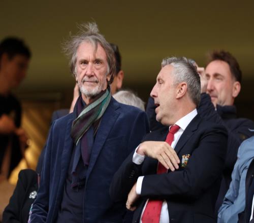 曼联球迷发动抗议行动：高层把俱乐部折腾成马戏团成了笑谈对象_英超直播