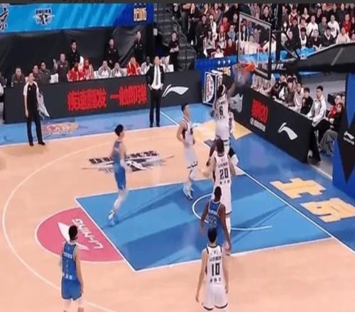 篮球新视角：87：85绝杀！后卫珀塞尔隔扣中锋周琦，太精彩了！