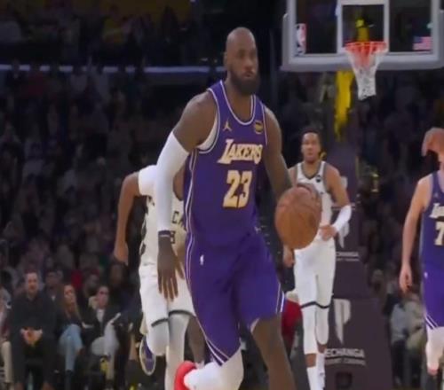 快攻之王，詹姆斯反击中晃过对手后还瞪了一下对方再扣篮