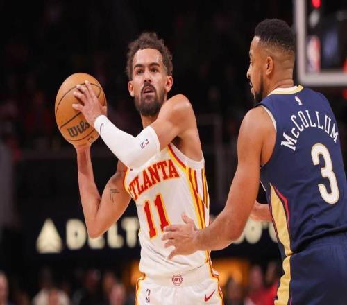 奇才队特雷杨在展示新球衣时，受到CJ麦科勒姆等人的热烈祝贺