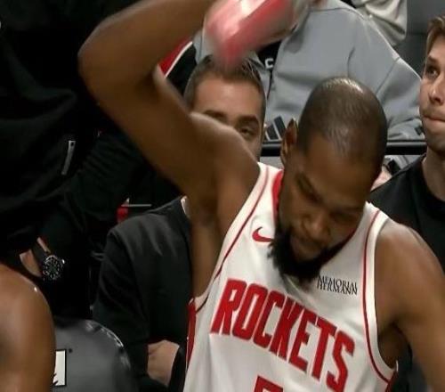 杜兰特被气到砸水瓶！罕见暴怒的背后是火箭跌出争冠行列！