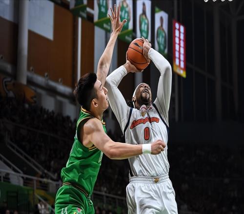 辽粤大战无悬念，继伟无奈抱头捂脸，奎因真敢讲也真能打