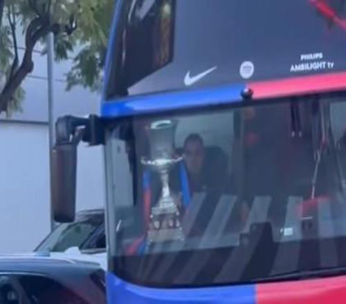 载誉归来，西超杯冠军奖杯已随队抵达巴塞罗那