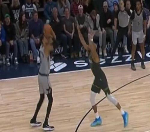 老乡也垫戈贝尔垫脚文班被吹罚一级恶意犯规+技术犯规