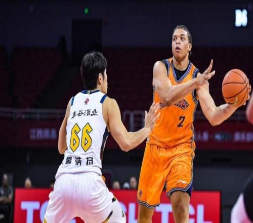 上海男篮VS深圳！卢伟冲击10连胜，张镇麟对位贺希宁，央视直播