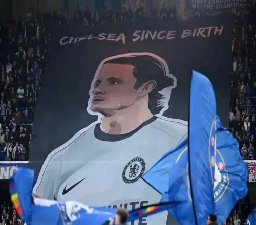 即将加盟热刺，网友翻出昔日加拉格尔“生而为蓝军”TIFO