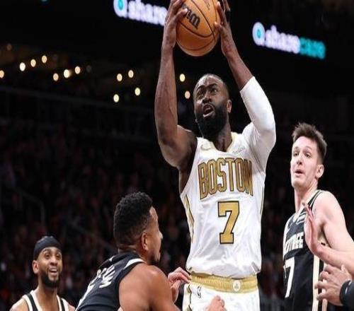 布朗41+6豪泽10记三分平纪录凯尔特人客场大胜老鹰