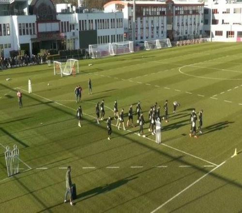 拜仁开展欧冠赛前公开训练，斯塔尼希奇、莱默尔、博埃缺席