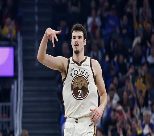 难得手感恢复了！勇士内线新星能否继续保持这样的三分命中率呢