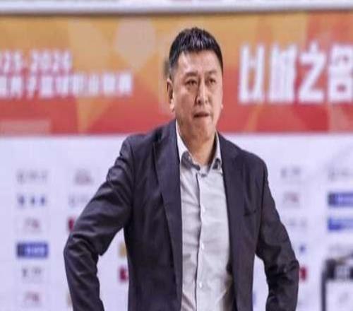 又输了！45岁少帅，上任后5胜12负，将季后赛球队，带到了倒数第3