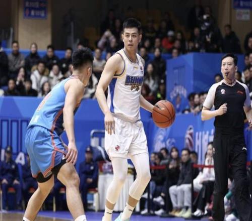 赶紧走人！北京首钢功勋老臣成第一混子，场均2分还拿400万大合同