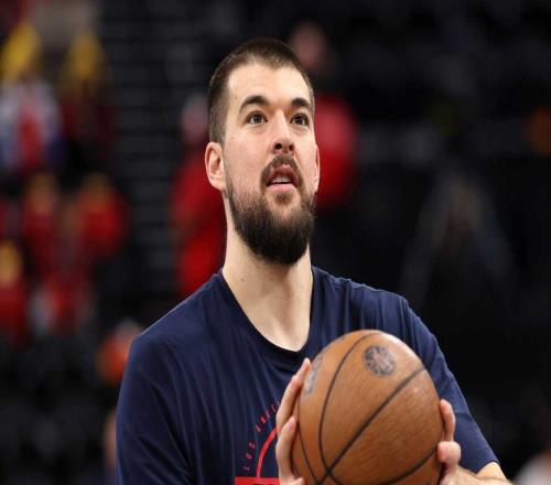 快船队预计将在NBA交易截止日前进行一系列运作，以腾出阵容名额