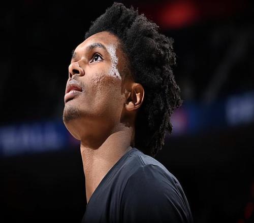 最大化他的防守能力！活塞对于锋线新星的使用看起来相当合理