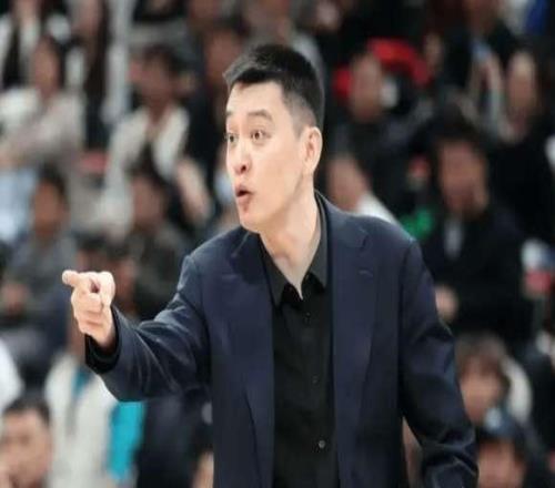 坑爹啊！2米14内线2分0板，出现超低级失误，解说没一点攻击力