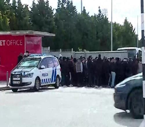 穆里尼奥的本菲卡深陷三线崩盘，球迷围堵训练营讨说法