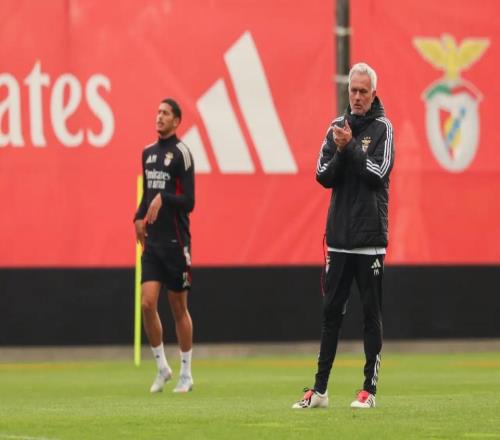 葡超都玩不转穆帅执教本菲卡战绩糟糕球迷包围基地与其对峙