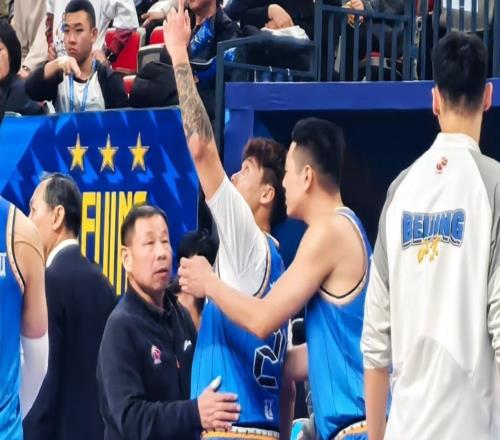 2球星伤情更新！粤记透露徐杰崴脚无大碍，京记曝赵睿赴医院检查