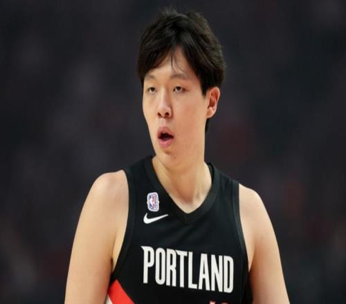 杨瀚森垃圾时间仅得2分！除主动补扣外无球权，篮板球仍是大问题