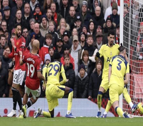 TA介绍曼联分析师团队：曾参与策划姆伯莫对热刺打进的定位球