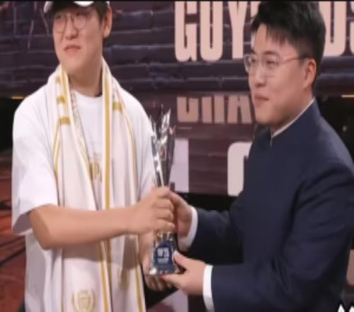 不如信我秦始皇uzi超话爆料：uzi昨天已签合同2年5000万爆料人自称负责场地灯光