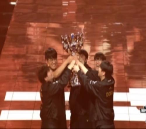 解说天舒：六冠王！三连冠！传奇还在延续！BDD真是悲情英雄啊