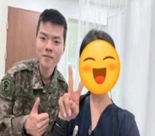 韩国网友晒照：偶遇服役中的Deft