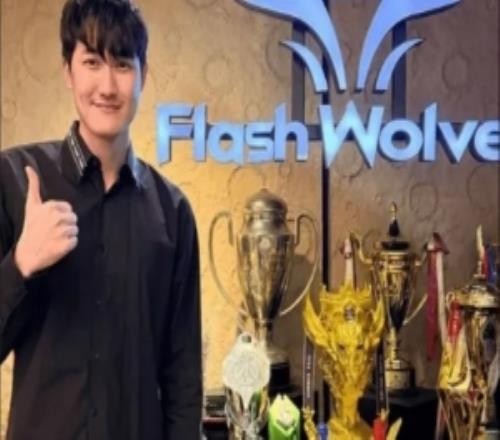 荣誉满满！Karsa分享与老东家闪电狼奖杯合照