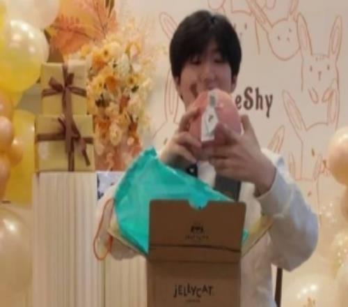 TheShy分享视频：大家祝福和礼物都收到了我也有一个福给到大家