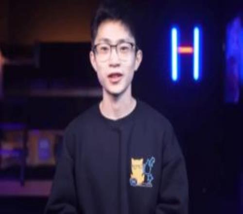 还是网红赚钱何同学广告定制视频商业报价77万植入视频44万