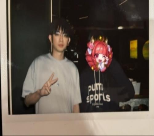 网友晒照火锅店偶遇Flandre圣枪哥和粉丝合照还帮忙买单