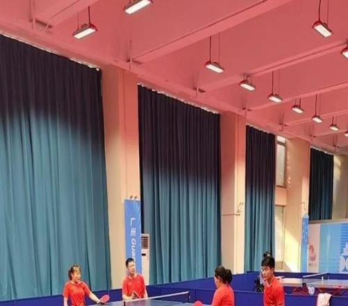 拿到奖牌的一个小时后，他们集体出现在训练馆里