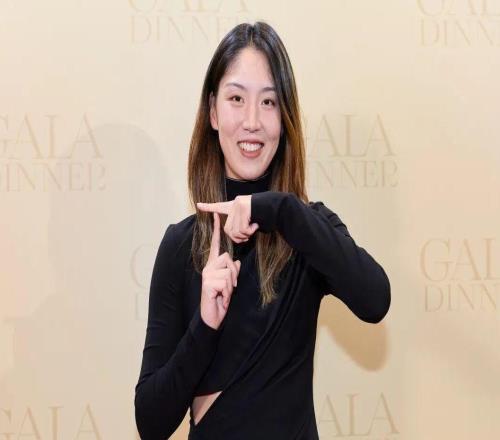 首届世界网球洲际对抗赛于深圳开赛，王欣瑜在揭幕战中遭本西奇逆转