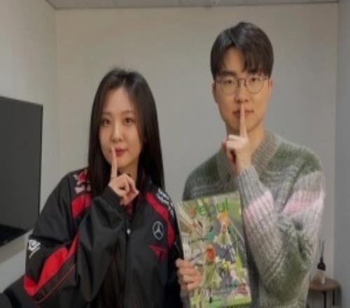 该省省该花花！Faker与脸红的思春期成员合影：同款毛衣约5400RMB