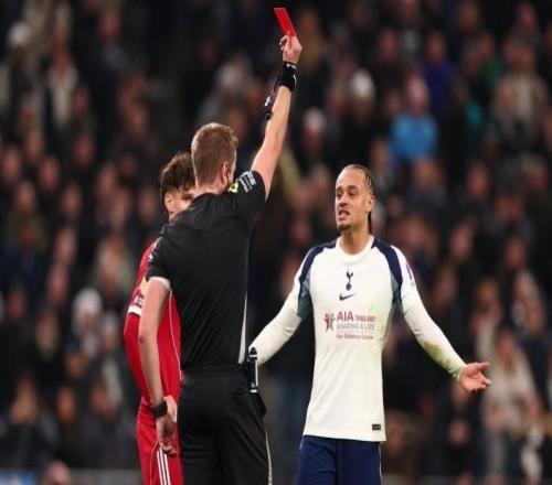 老乡干老乡！西蒙斯痛击国家队队长范戴克，随后被红牌罚下