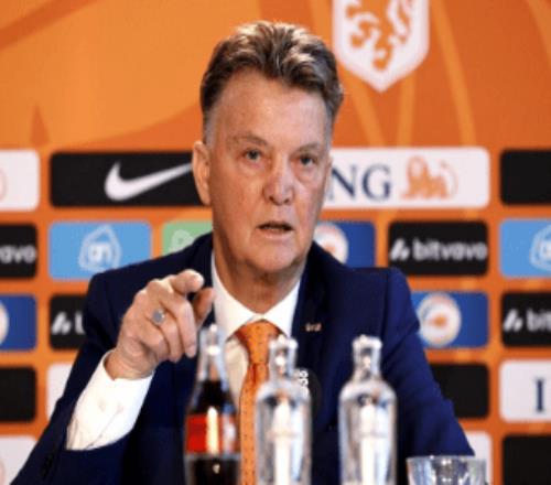 尴尬范加尔视频通知球员落选看到有人正在裸睡