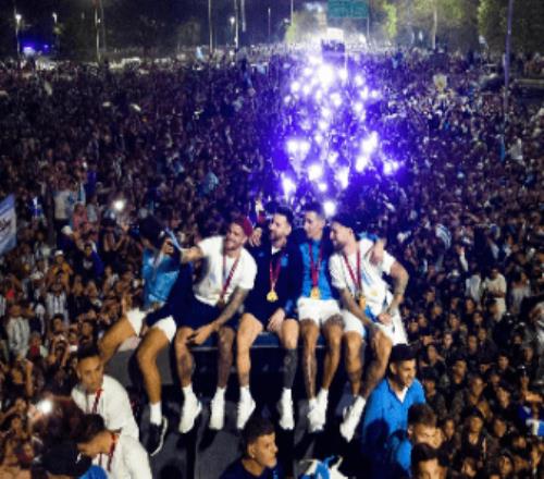 阿根廷不眠夜数十万人游街梅西落地点赞微笑不停