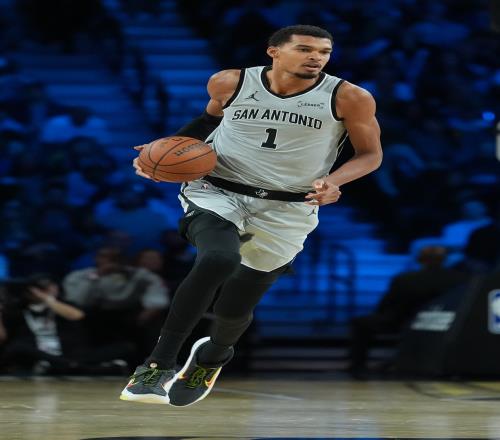 米奇依然在探索如何最佳利用文班的能力将密切关注他的出场时间_NBA直播