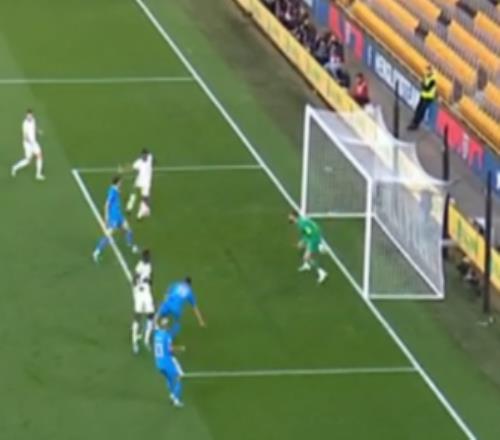 没眼看斯特林空门不进后自己傻笑队友直摇头