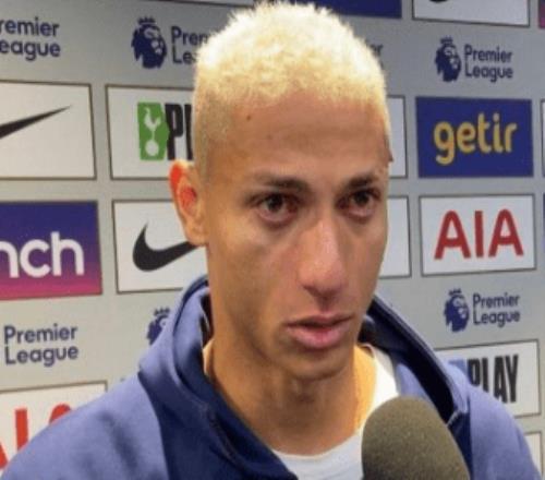 巴西9号重伤后当众痛哭拄拐离开或无缘世界杯