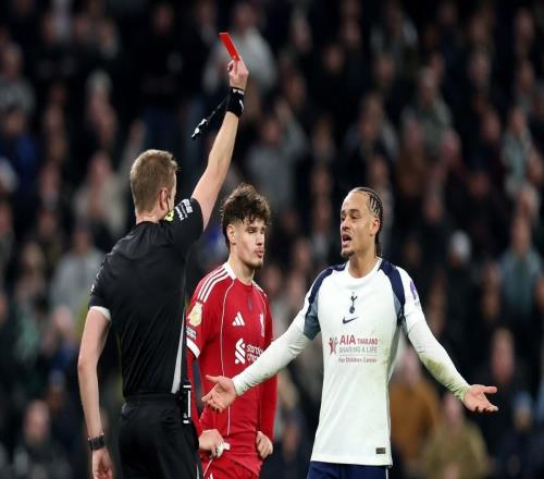 莱因克尔：慢放让西蒙斯的动作看起来很夸张，其实黄牌就够了