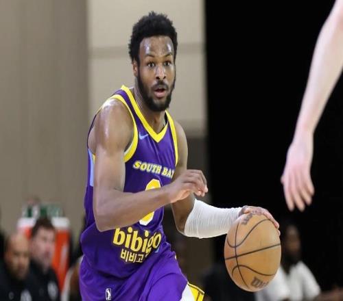 在湖人二队的表现还不如上赛季，布朗尼的进步幅度有些缓慢