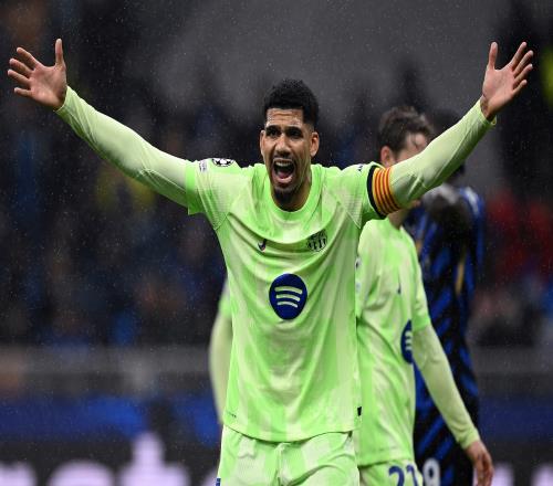 世体报道阿劳霍将在12月29日回归，巴萨将根据他的状态来决定冬窗是否引进中卫_西甲直播