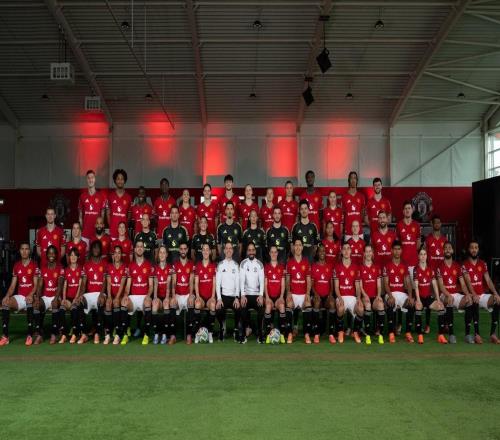 曼联官方分享本赛季全家福，男女足球员一同拍摄