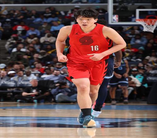 媒体人士提出质疑为何不让杨瀚森上场以及29岁的里斯仅出场5分钟_NBA直播