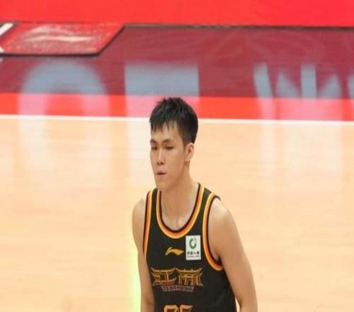 14中10轰34分6板！又一天才后卫横空出世，郭士强给他机会试试