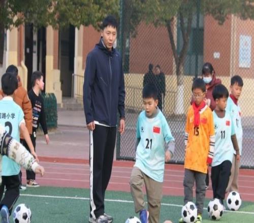 “十年之约”，中超球员张卫到肥东县中小学开展足球公益活动