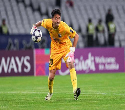 申花主力门将下赛季转会加盟玉昆，马镇回归挑大梁，直接锁定首发