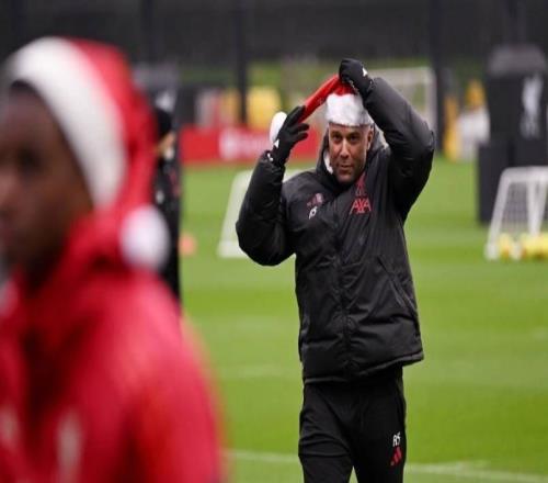 传统环节,利物浦全队戴圣诞帽在训练场拍大合照