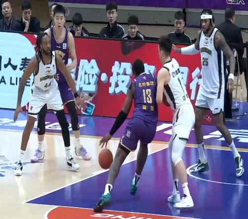 5连胜登顶CBA！北京+广东争冠最强对手出炉，辽宁8名球员仅得4分