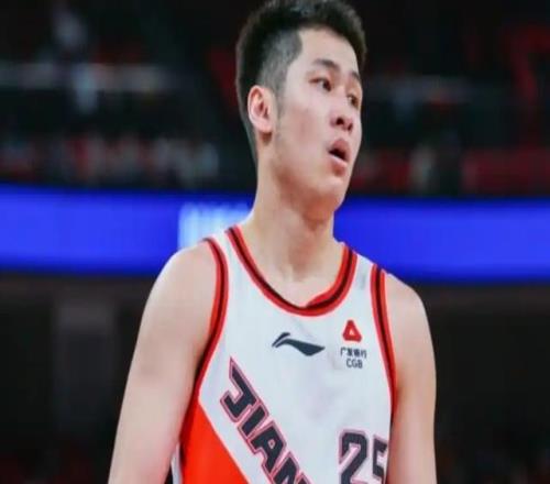 7场比赛3场被弃用！单场29分国手后卫沦为龙套不该投上海男篮